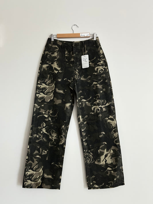 100% cotton floral green camouflage print pants
Utility
Trouser
Straight leg