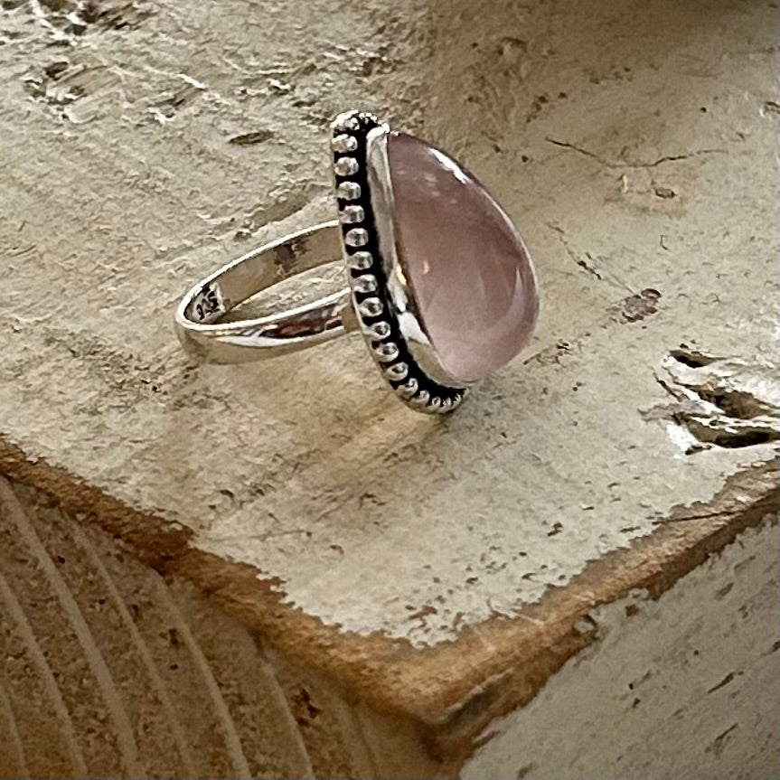 Oxidized sterling silver natural gemstone rose quartz ring
Tear drop shaped
Handmade in India
