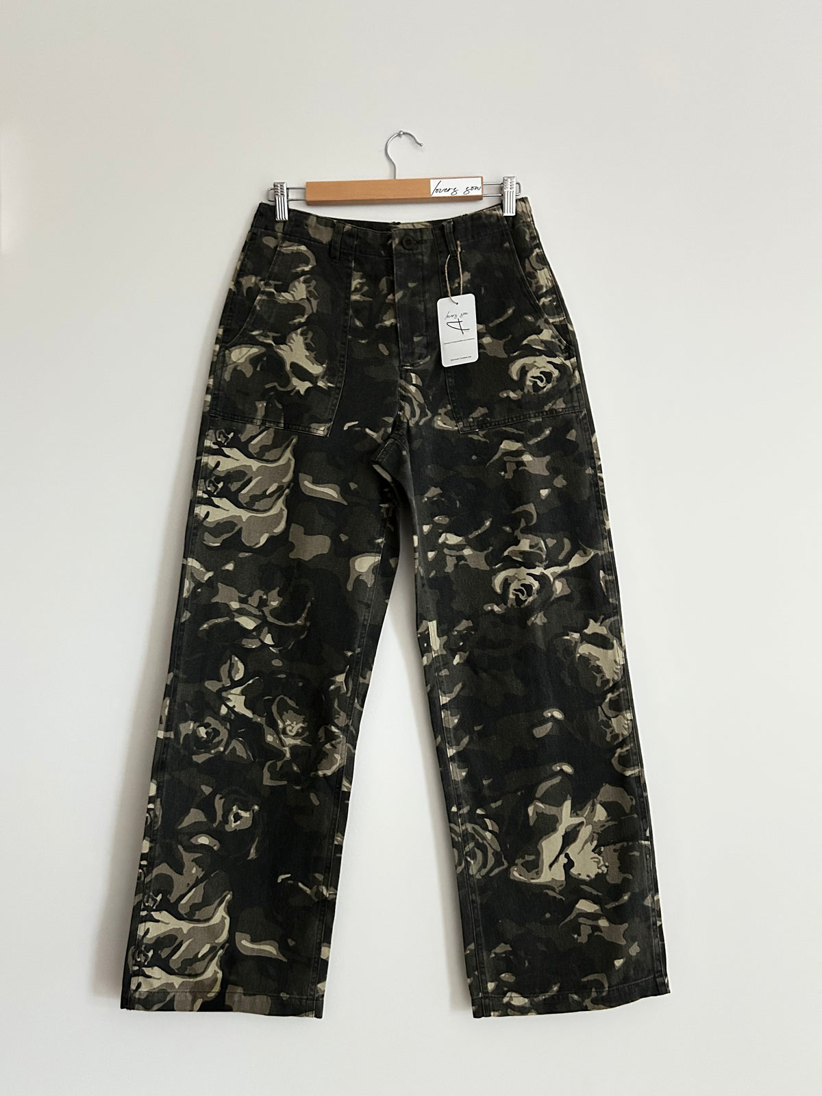 100% cotton floral green camouflage print pants

Utility

Trouser&nbsp;

Straight leg