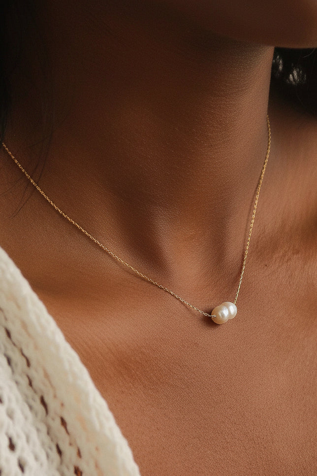 Minimal Natural Pearl Pendant Necklace