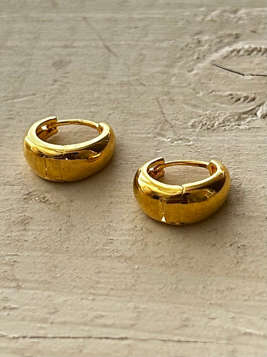 Gold hoop earrings on a textured beige surface

Chunky Gold Dome Huggie Hoops

Material: Gold Filled over Brass

Size: 15mm - Quantity: 1 pair ( 2pcs)

Color: Gold

Lead Free, Nickel Free&nbsp;